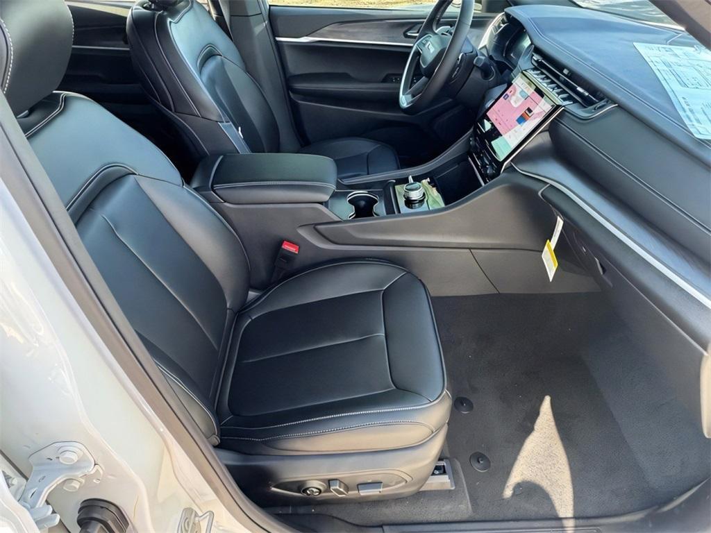 new 2025 Jeep Grand Cherokee car, priced at $40,992