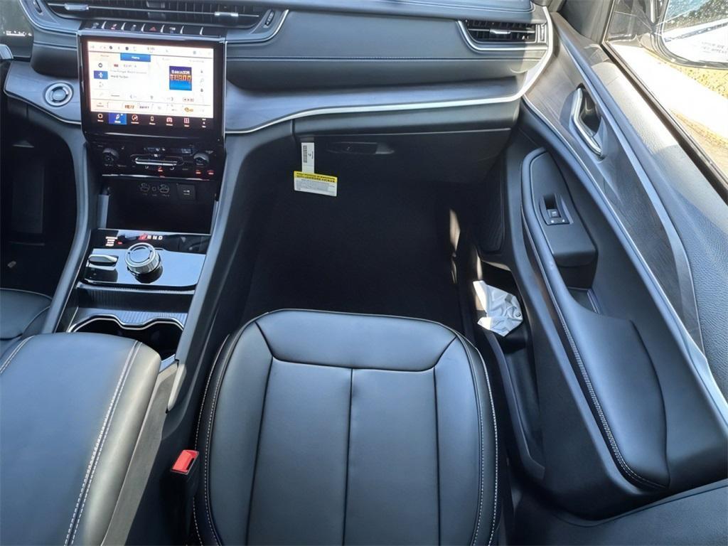 new 2025 Jeep Grand Cherokee car, priced at $40,992
