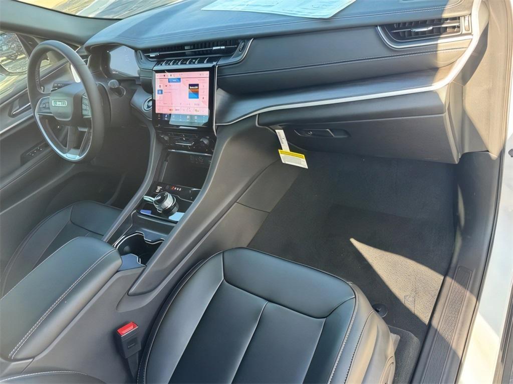 new 2025 Jeep Grand Cherokee car, priced at $40,992