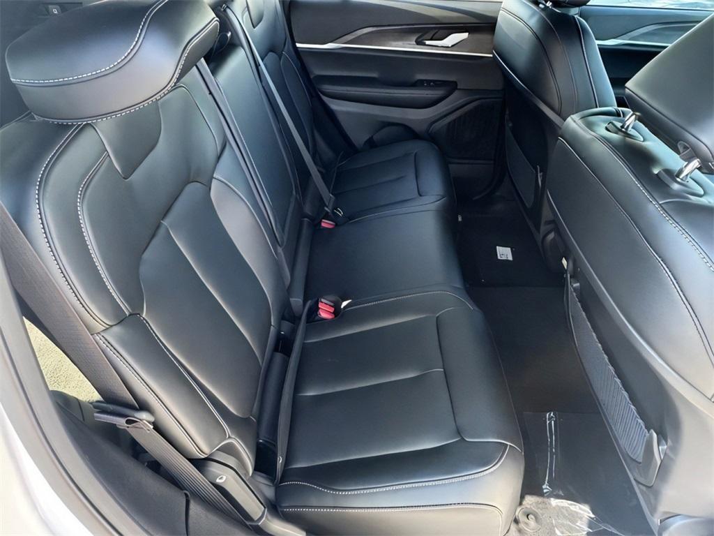 new 2025 Jeep Grand Cherokee car, priced at $40,992