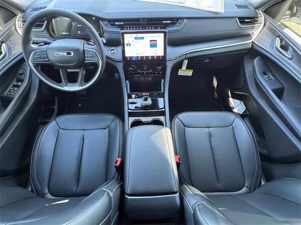 new 2025 Jeep Grand Cherokee car, priced at $40,992