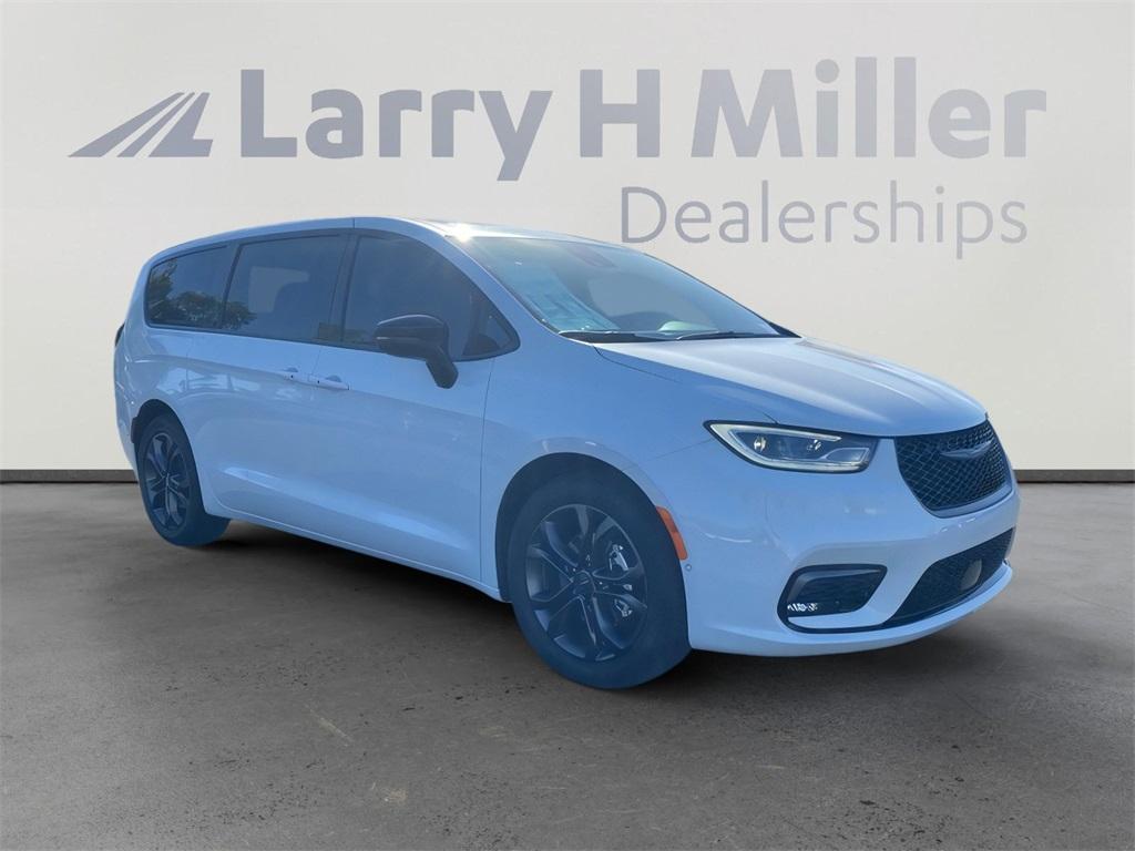 new 2026 Chrysler Pacifica car, priced at $44,565