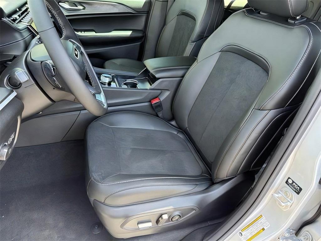 new 2025 Jeep Grand Cherokee car, priced at $39,122