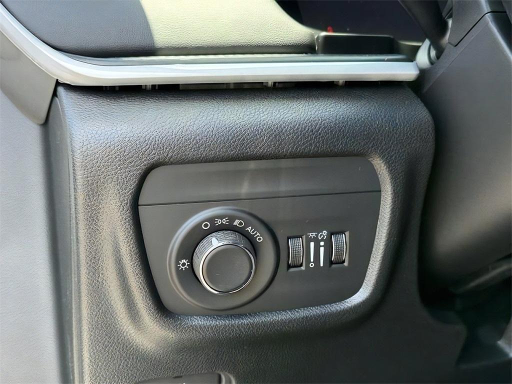 new 2025 Jeep Grand Cherokee car, priced at $39,122