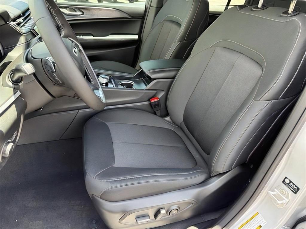 new 2025 Jeep Grand Cherokee car, priced at $36,400