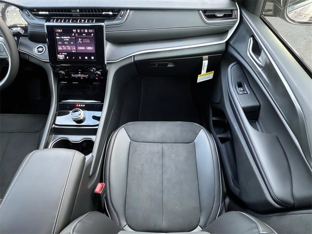 new 2025 Jeep Grand Cherokee car, priced at $40,072