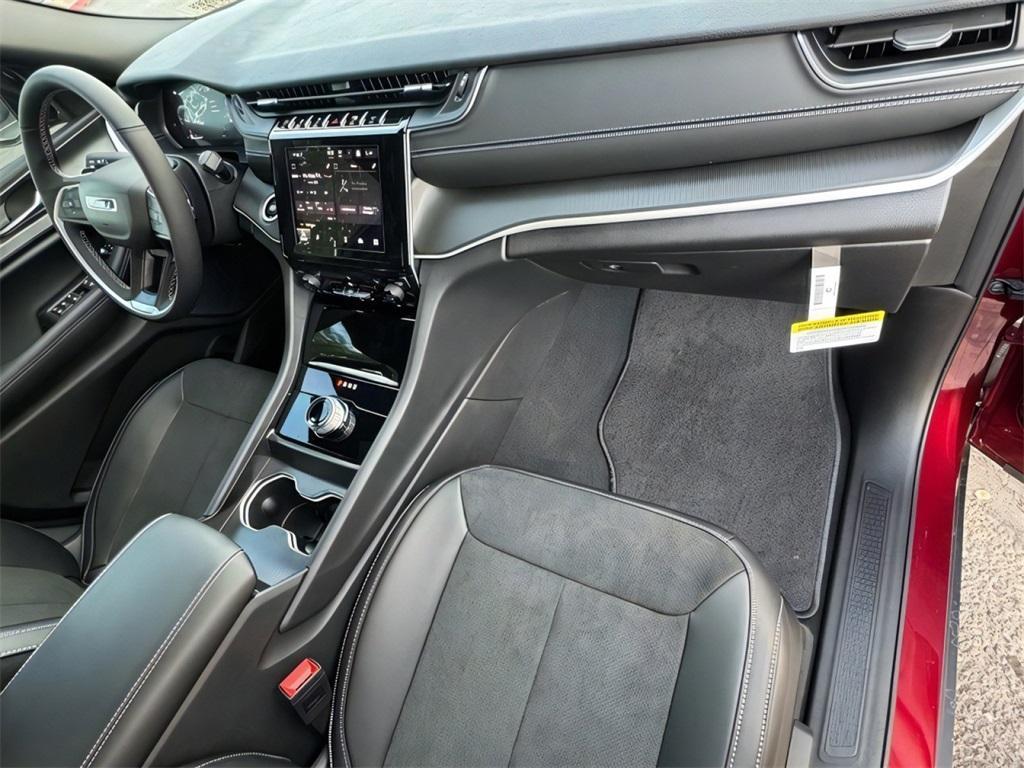 new 2025 Jeep Grand Cherokee car, priced at $40,072