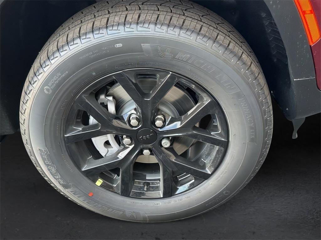 new 2025 Jeep Grand Cherokee car, priced at $40,072