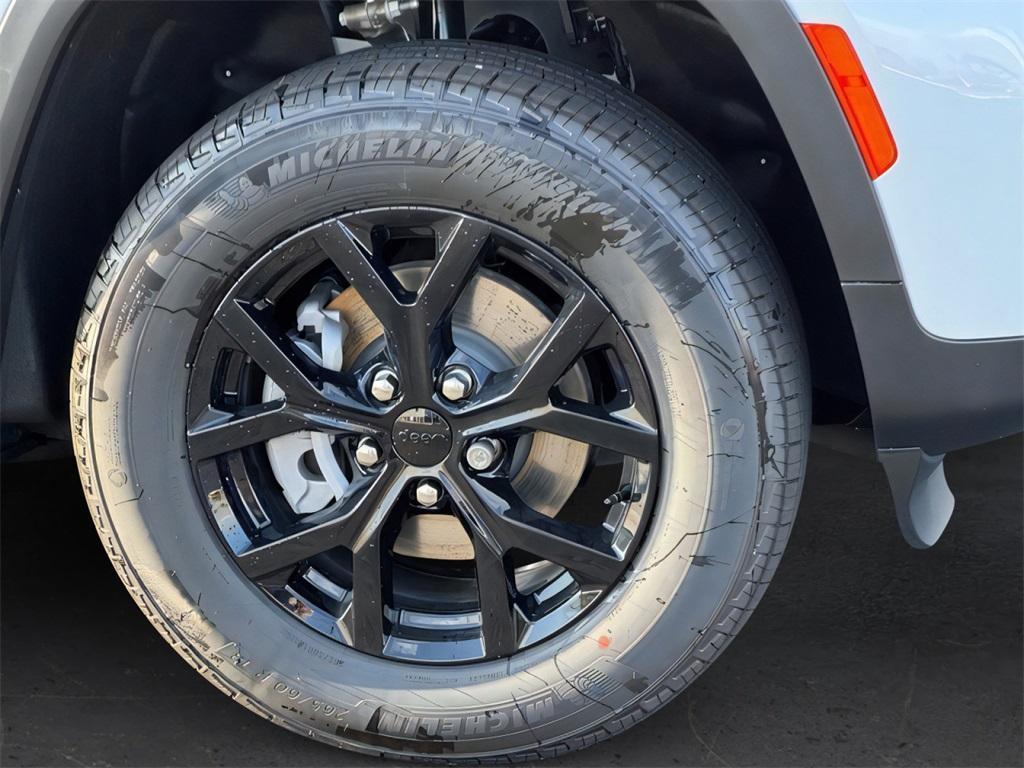 new 2025 Jeep Grand Cherokee car, priced at $43,477