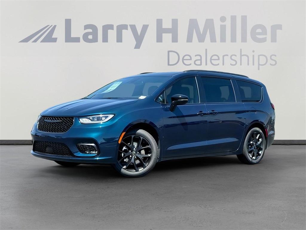 new 2025 Chrysler Pacifica car, priced at $47,973