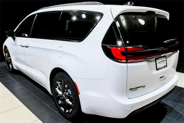 new 2024 Chrysler Pacifica car, priced at $45,043