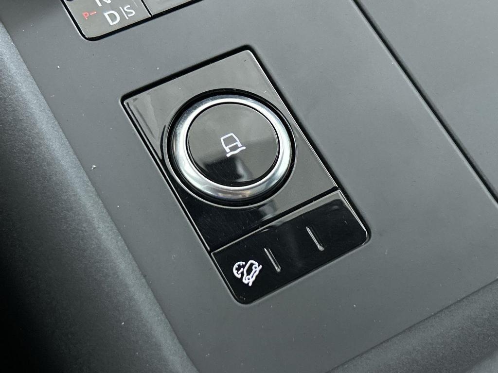 used 2025 Land Rover Discovery car, priced at $62,998