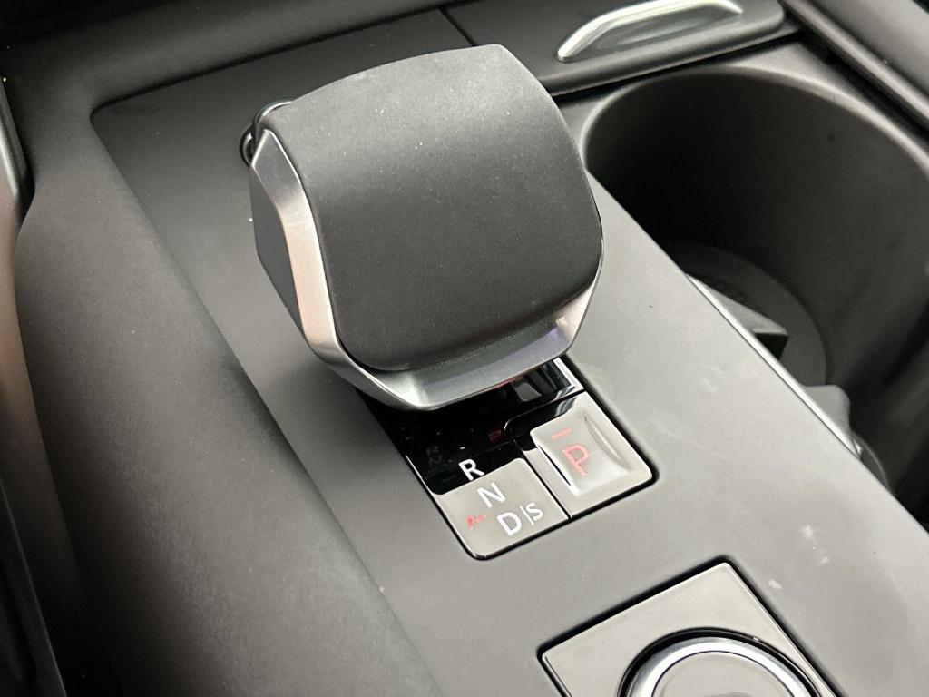 used 2025 Land Rover Discovery car, priced at $53,998