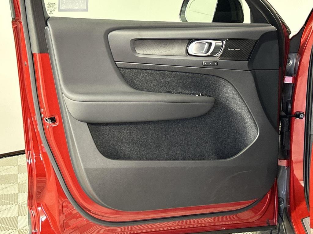 used 2022 Volvo C40 Recharge Pure Electric car, priced at $31,998