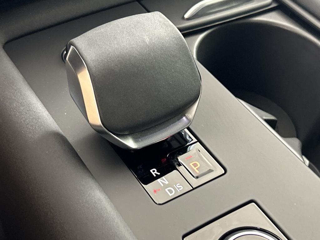 used 2025 Land Rover Discovery car, priced at $53,998