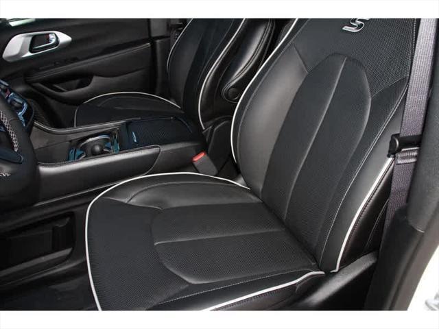 new 2025 Chrysler Pacifica Hybrid car, priced at $51,722