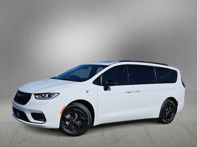 new 2025 Chrysler Pacifica Hybrid car, priced at $51,722