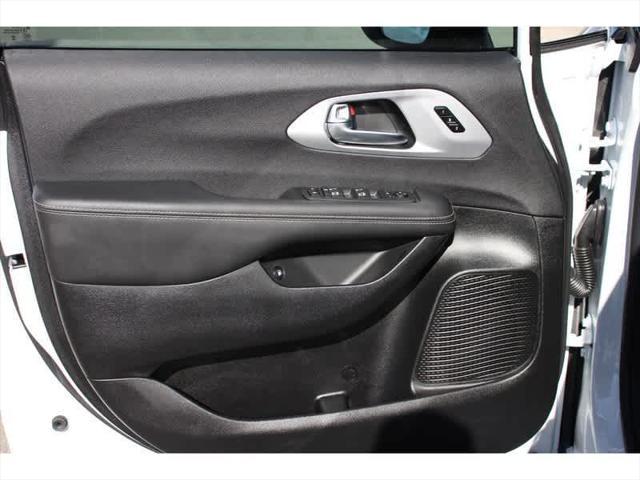 new 2025 Chrysler Pacifica Hybrid car, priced at $51,722