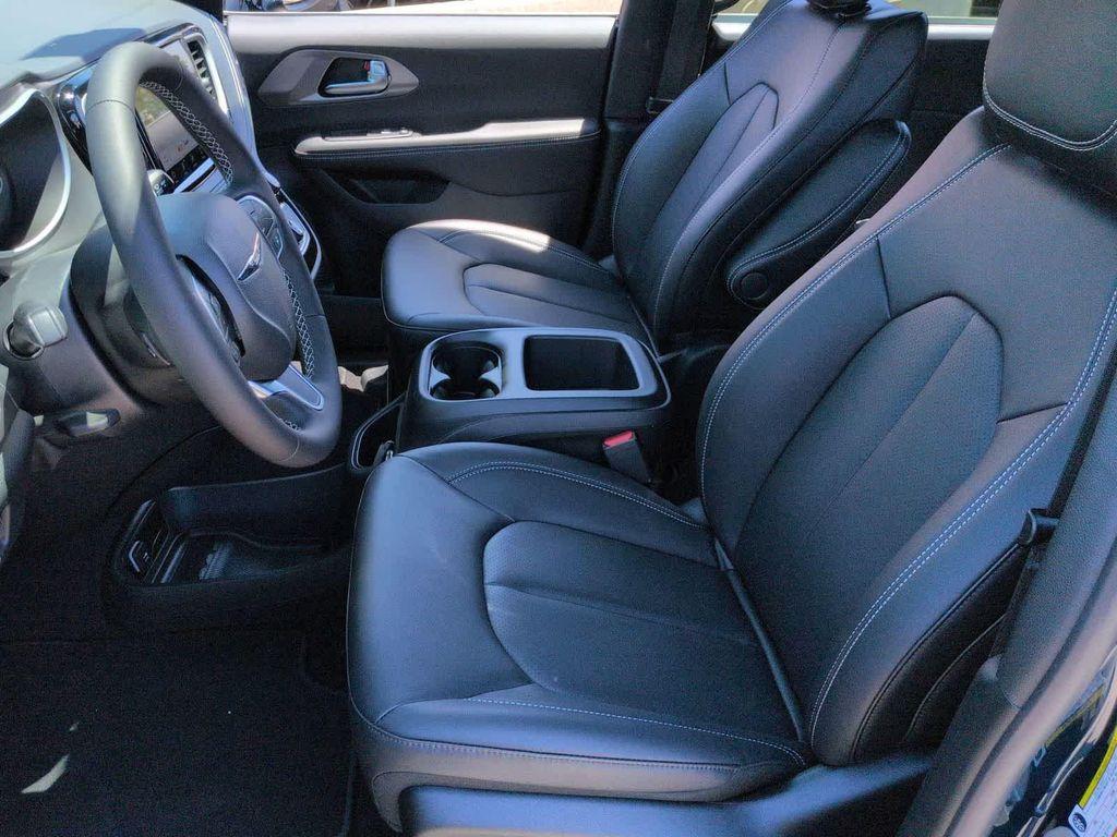 new 2025 Chrysler Pacifica car, priced at $43,787