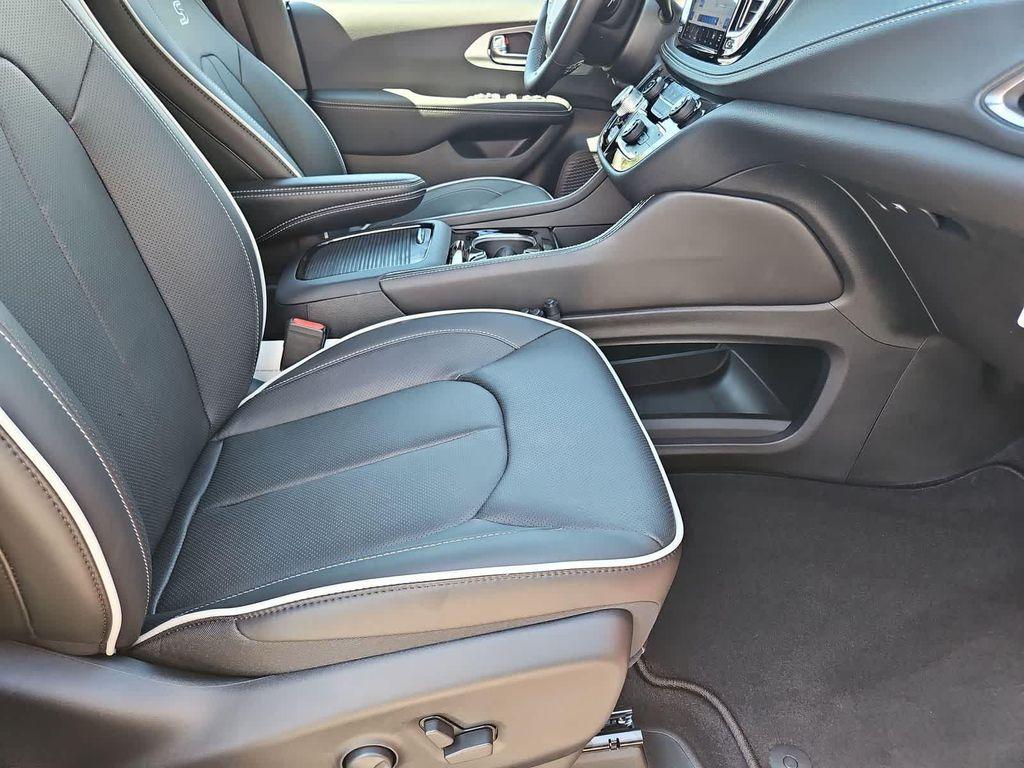 new 2025 Chrysler Pacifica car, priced at $49,927