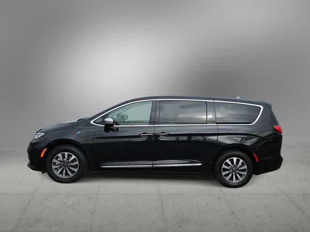 used 2022 Chrysler Pacifica Hybrid car, priced at $26,000