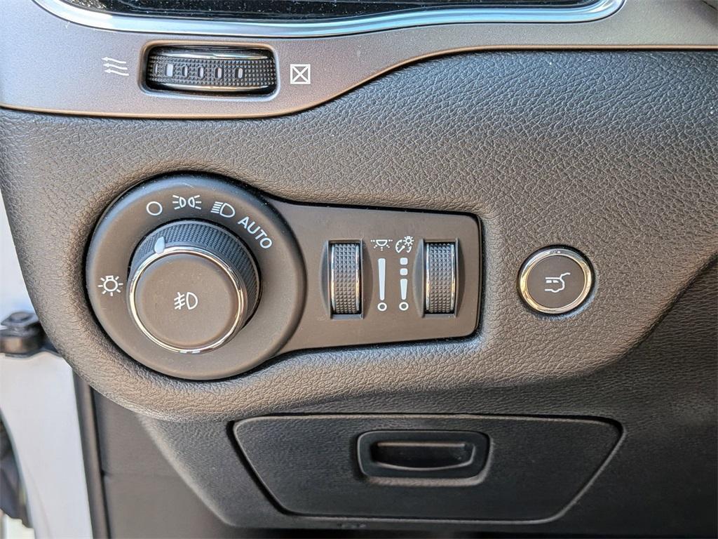 used 2021 Jeep Cherokee car, priced at $25,999