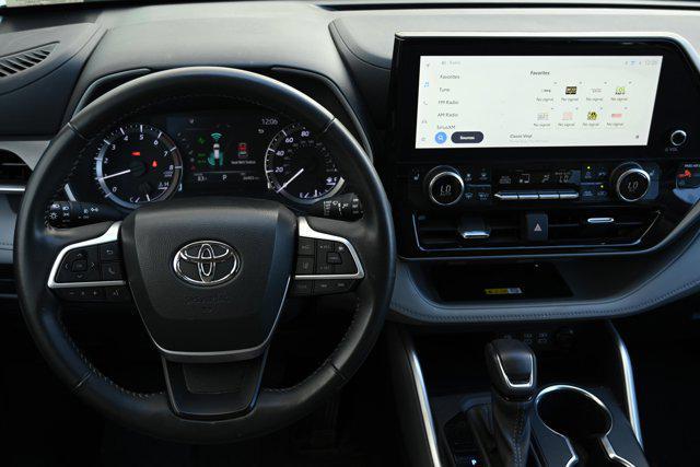 used 2023 Toyota Highlander car, priced at $39,897