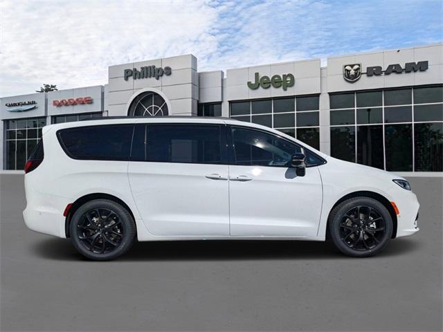 new 2024 Chrysler Pacifica car, priced at $44,754