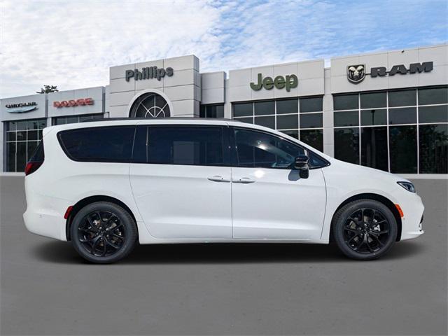 new 2024 Chrysler Pacifica car, priced at $43,504