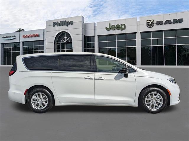 new 2025 Chrysler Pacifica car, priced at $45,725