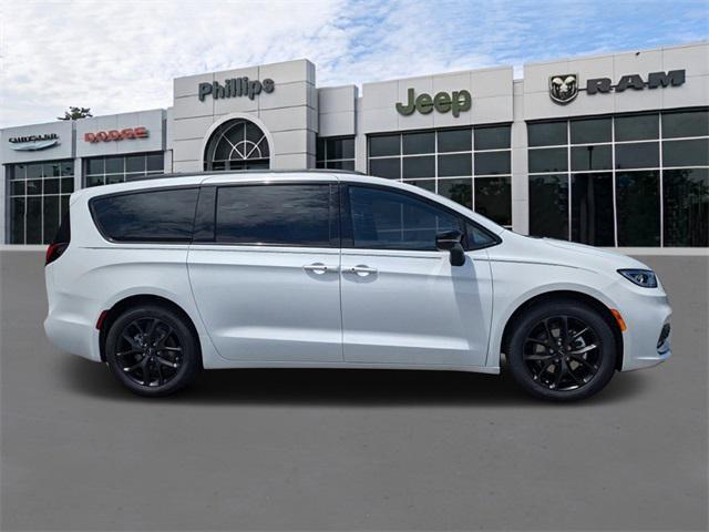 new 2024 Chrysler Pacifica car, priced at $42,485