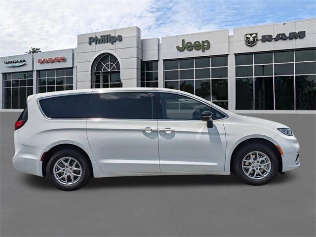 new 2025 Chrysler Pacifica car, priced at $45,725