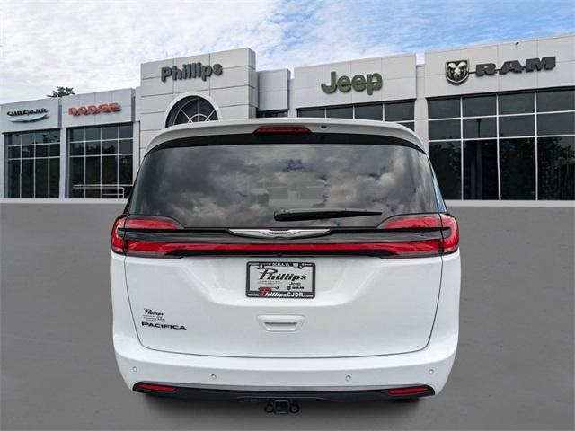 new 2024 Chrysler Pacifica car, priced at $45,695