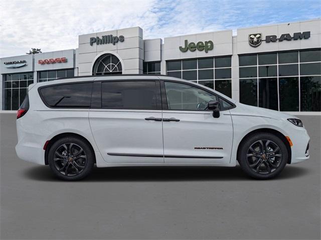 new 2024 Chrysler Pacifica car, priced at $45,695