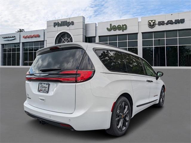 new 2024 Chrysler Pacifica car, priced at $45,695