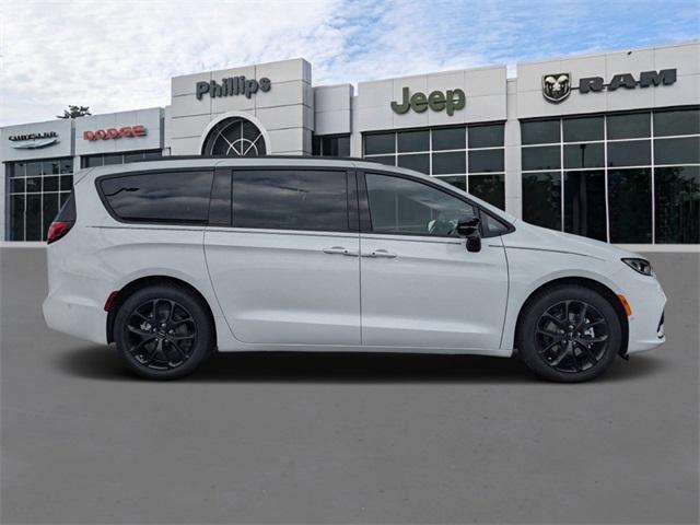 new 2024 Chrysler Pacifica car, priced at $52,165