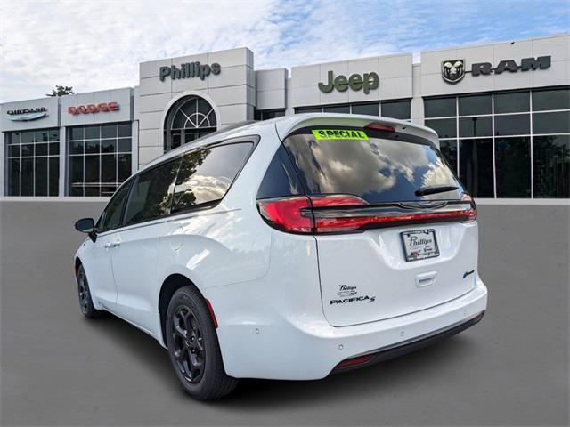 new 2024 Chrysler Pacifica Hybrid car, priced at $55,451