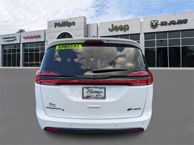 new 2024 Chrysler Pacifica Hybrid car, priced at $55,451