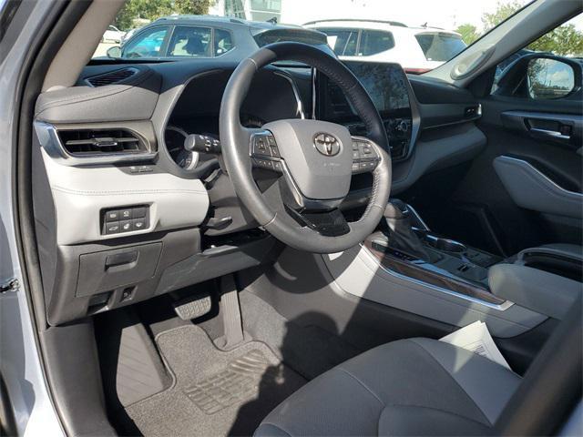 used 2021 Toyota Highlander car, priced at $33,591