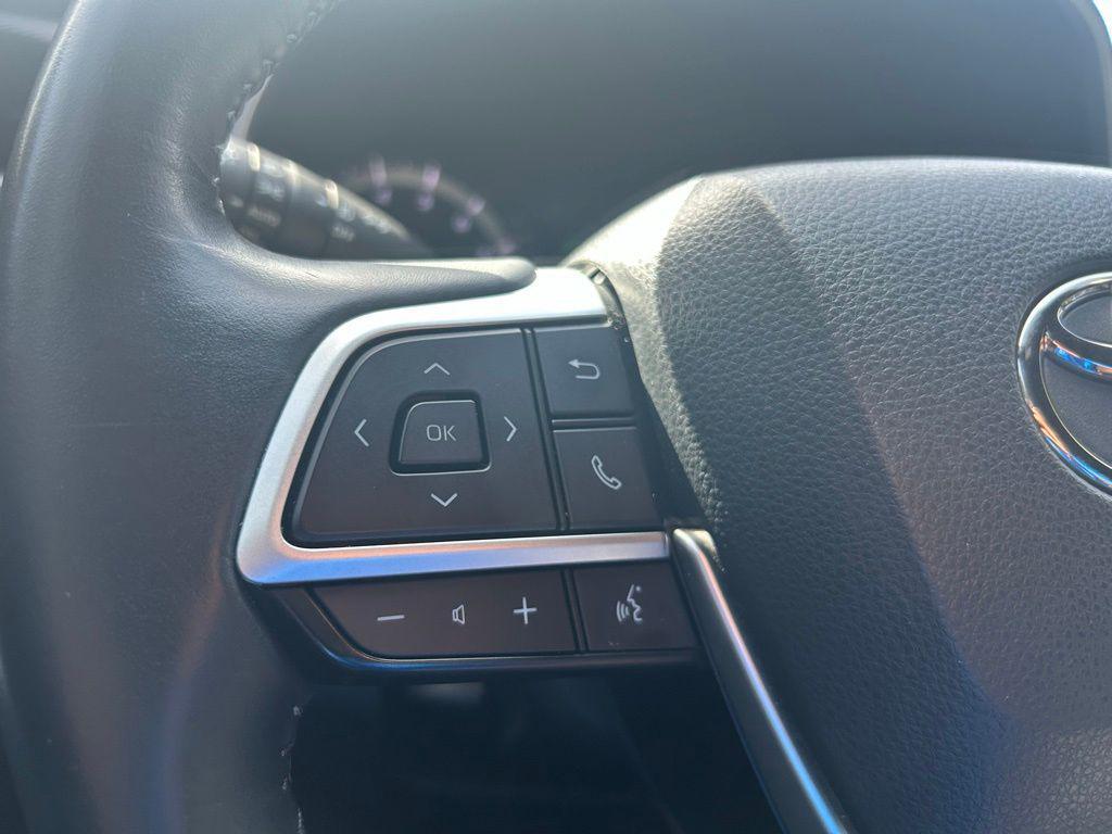 used 2022 Toyota Highlander car, priced at $33,989