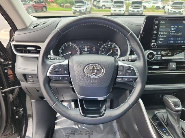 used 2021 Toyota Highlander car, priced at $34,401