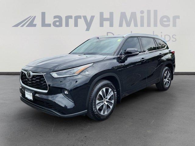 used 2021 Toyota Highlander car, priced at $34,401
