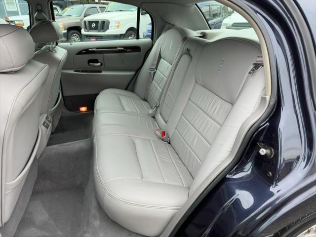 used 2000 Lincoln Town Car car, priced at $9,995