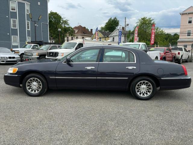 used 2000 Lincoln Town Car car, priced at $9,995