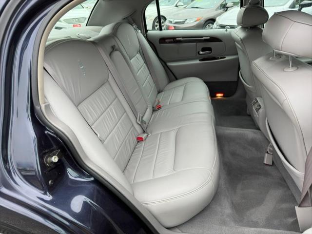 used 2000 Lincoln Town Car car, priced at $9,995