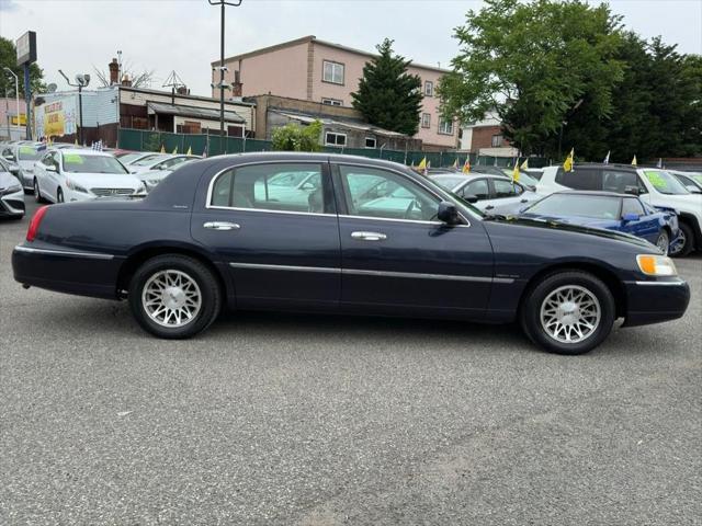 used 2000 Lincoln Town Car car, priced at $9,995