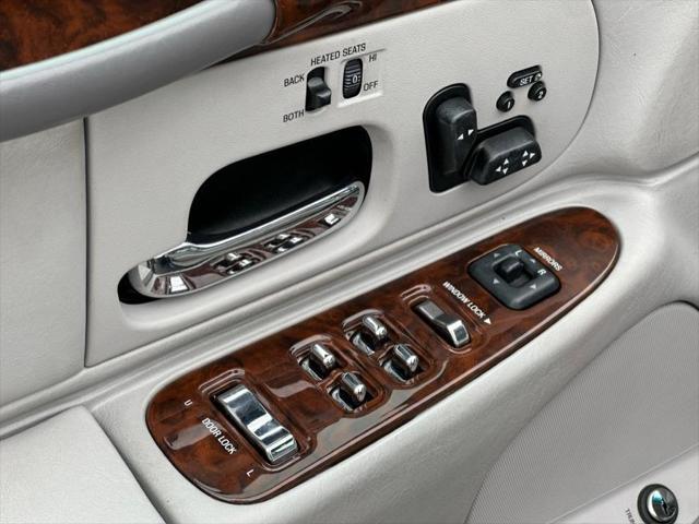 used 2000 Lincoln Town Car car, priced at $9,995