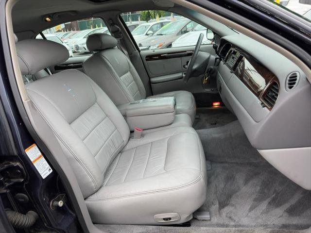 used 2000 Lincoln Town Car car, priced at $9,995