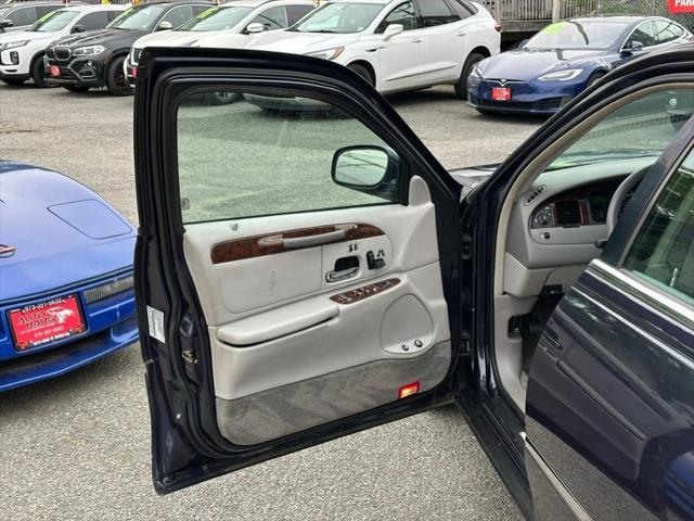 used 2000 Lincoln Town Car car, priced at $9,995