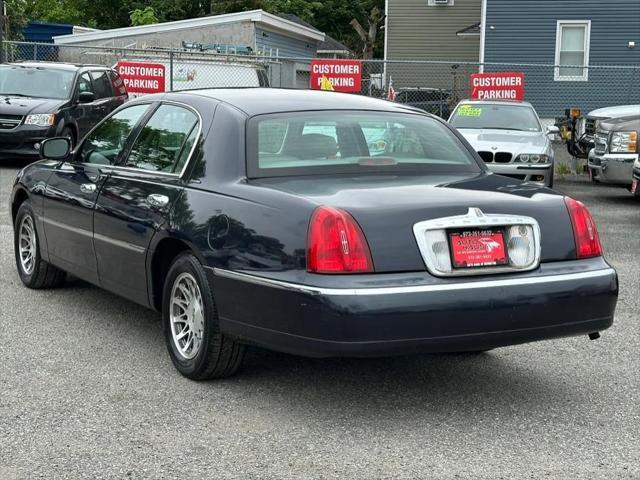 used 2000 Lincoln Town Car car, priced at $9,995